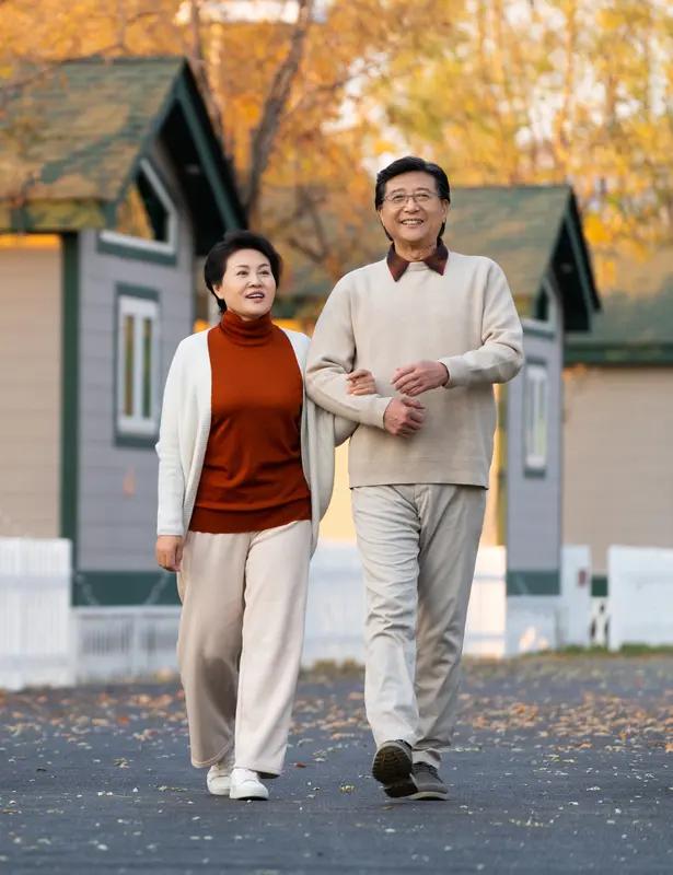 感觉老年&二婚夫妇很难有真感情啊！我三舅妈去世早，几年后，三舅退休，不顾子女
