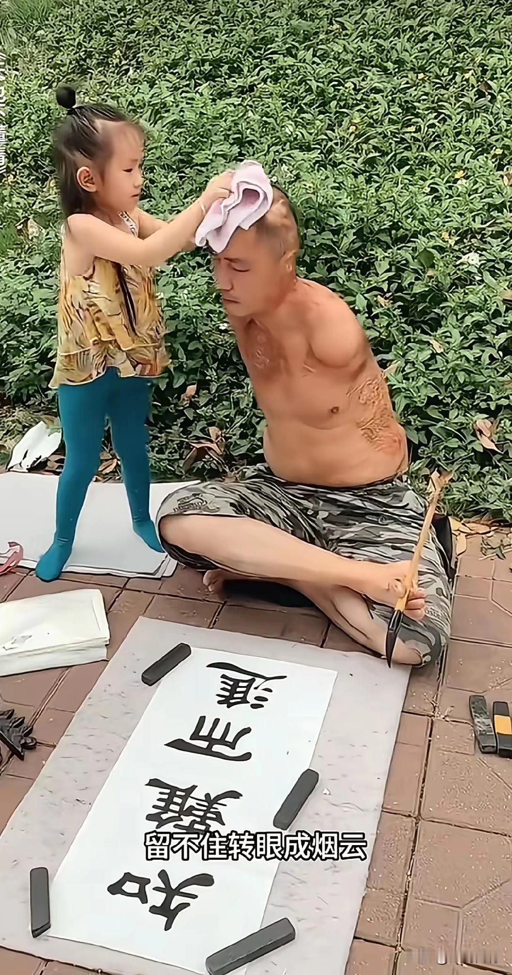 老天对这个男人太不公了，他的两条胳膊全没有了，感觉这应该是遭受了某种灾难，而不是