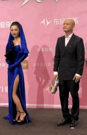 她真的挺有自信的，她觉得自己是180的大长腿吧？​​​