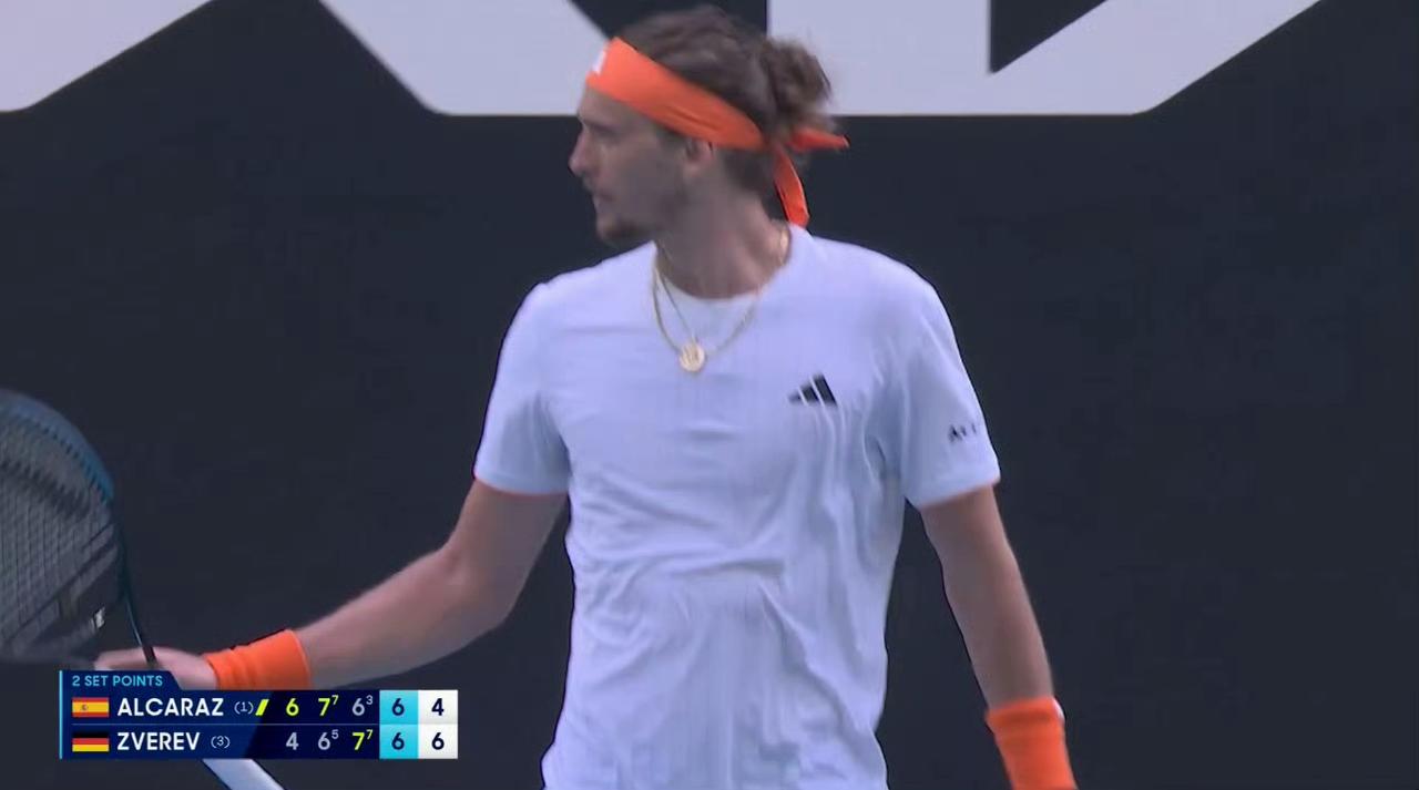 两人已经打了四个小时，阿卡还在坚持！兹维列夫7-6(4)再下一城，双方将进入决胜