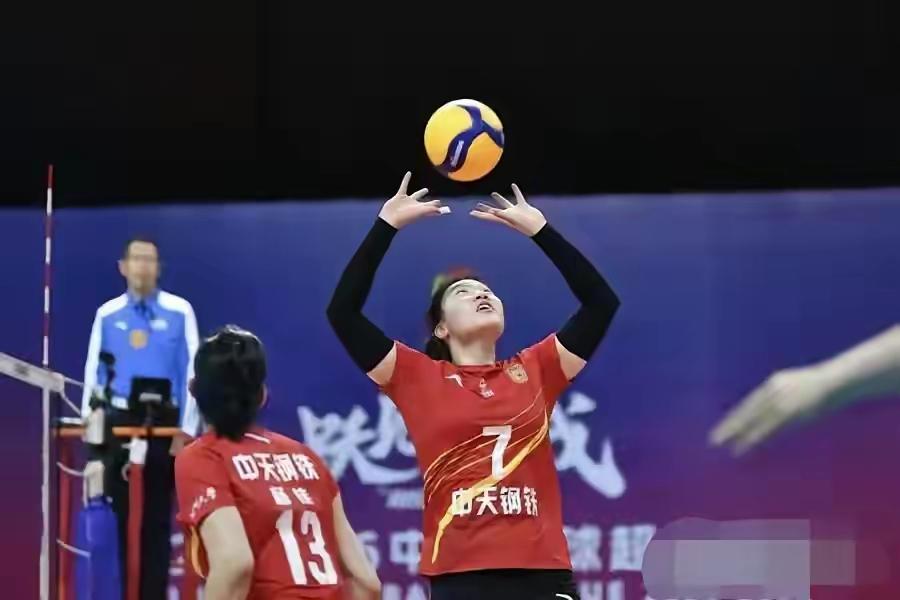 这一点可以看出周页彤的与众不同！吴梦洁已经跑到了场外，因为一个4号位的极限救