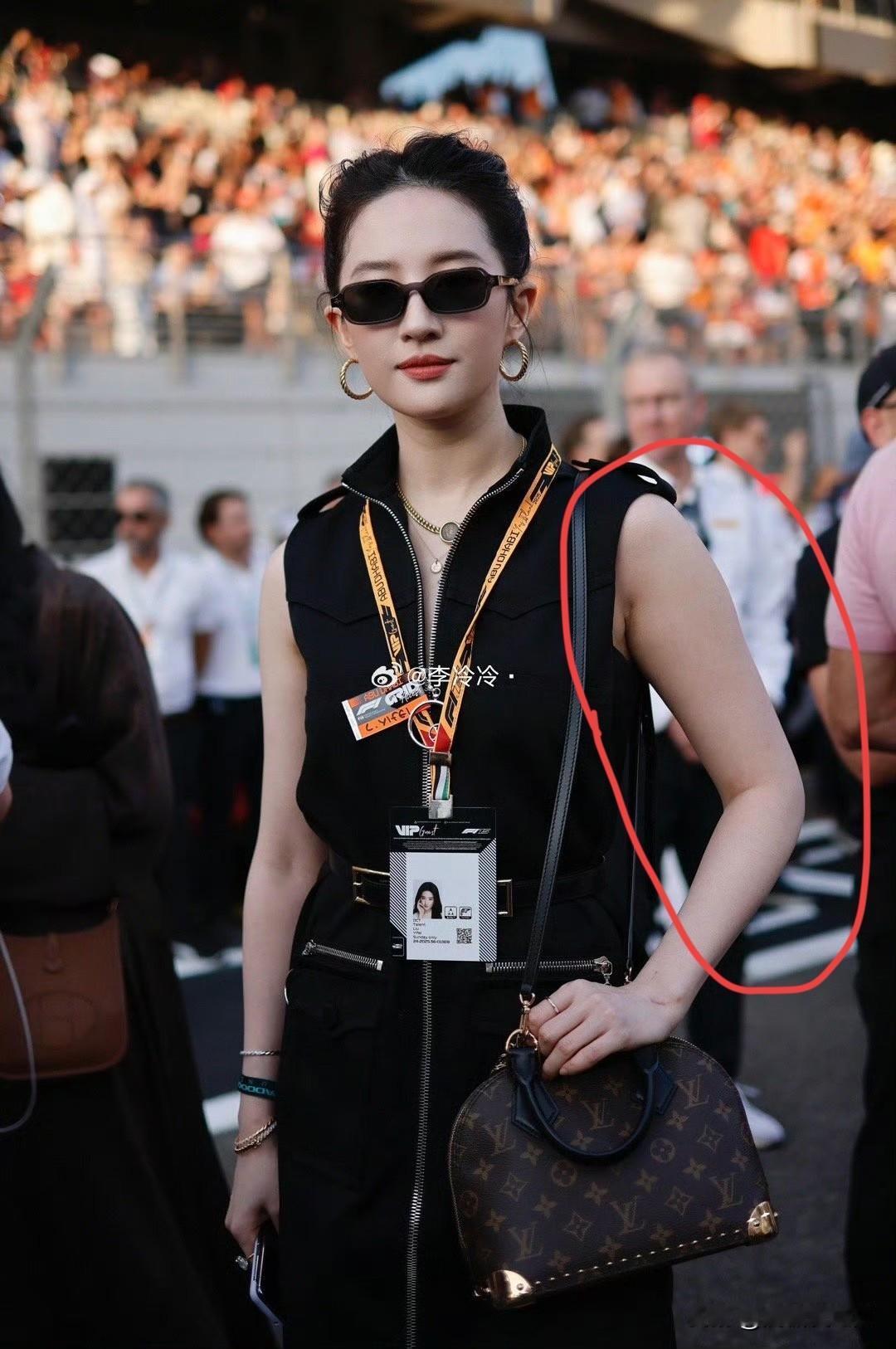 我真的搞不懂刘亦菲手臂上的拜拜肉，脖子上的颈纹她愣是一点也不在乎，身体健康的不