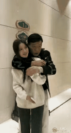 面对职场骚扰要勇敢说不。这位漂亮女孩为了保住工作不惹怒公司领导只能忍气吞声强颜欢