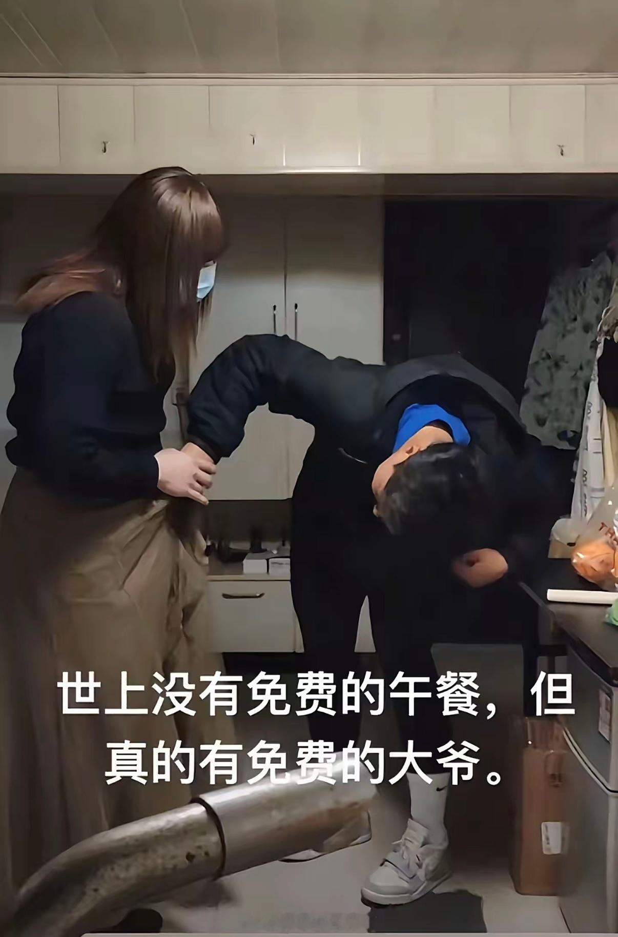 60岁大爷，男扮女装，提供青涩服务。据说服务了1600多人，多为20-30岁男性