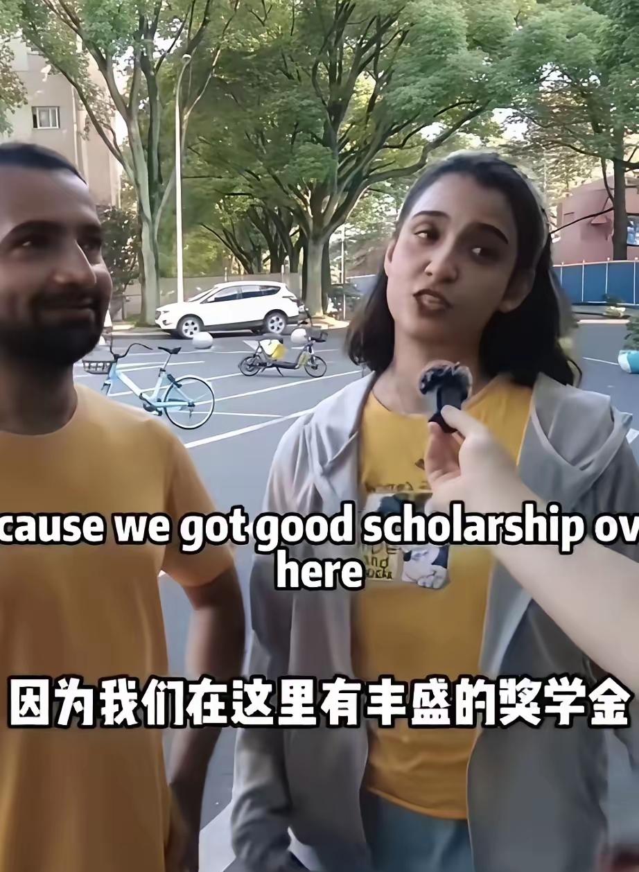 刷到两个印度留学生的采访,真的让我惊掉下巴!俩人一脸自豪地说,在中国留学一分