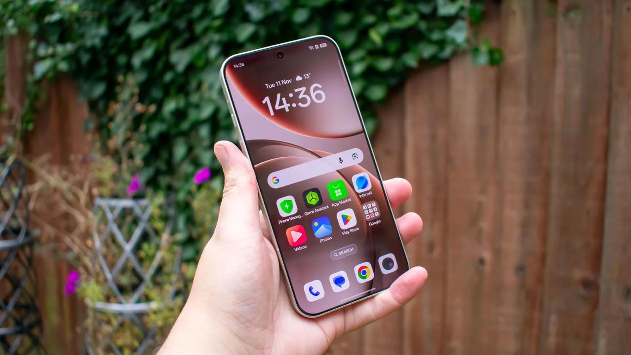 【天马出样0.8mm四等边直屏】近日，有数码博主爆料称，天马全新四等边直屏已经出