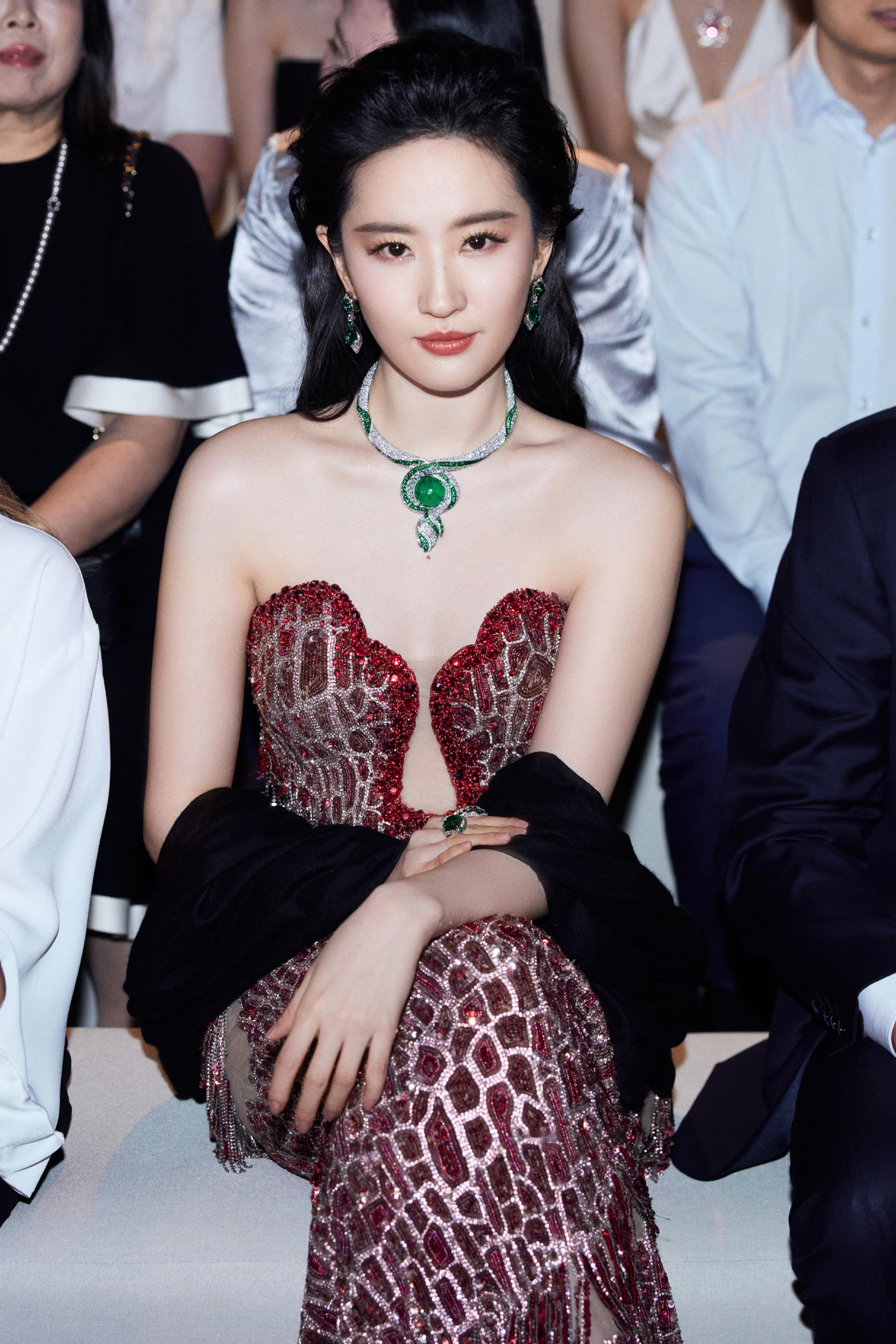 刘亦菲晚宴跳舞，惊才绝艳，红衣翩跹​​​