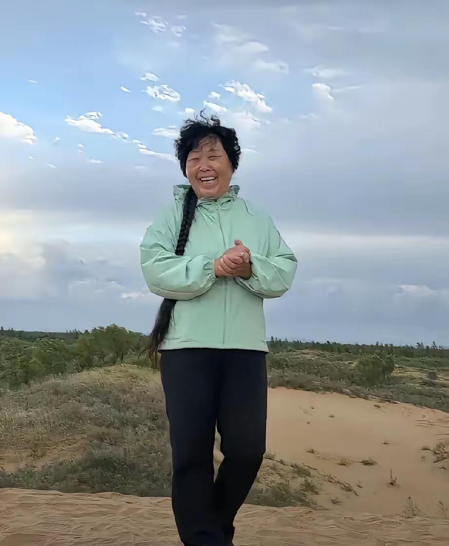 殷玉珍年入百万的秘密：她的收入主要有四个方面。一是沙漠特色种植业。种植有机小米、
