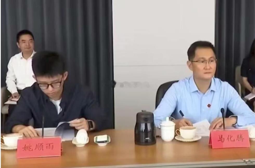 #54岁马化腾罕见露面#国庆长假后首个工作日，广东省委主要负责人赴腾讯总部调研。年仅28岁的腾讯首席
