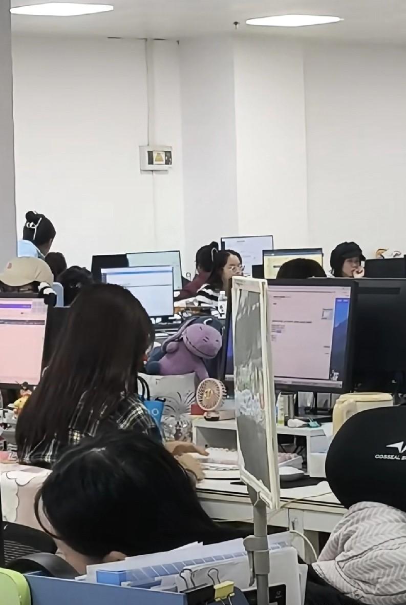 转正当天，绩效打C。他没犯错，没摸鱼，活儿干得比谁都多。主管没说他不行，HR