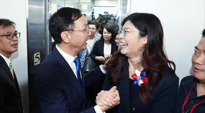 郑丽文会不会变成第二个朱立伦从这次蓝营内部针对特别防务条例引发的版本之争来看