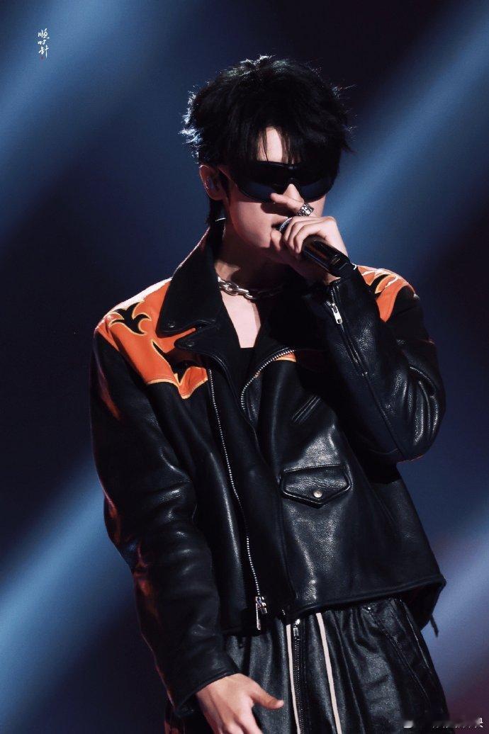 张峻豪低音炮的神张峻豪allblack造型鲨疯了！低音炮魅力叠加西装暴击，这