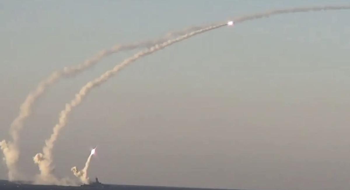 【俄军出动“匕首”导弹打击乌克兰的地下军事基地】根据“军事事务”网站的说法，