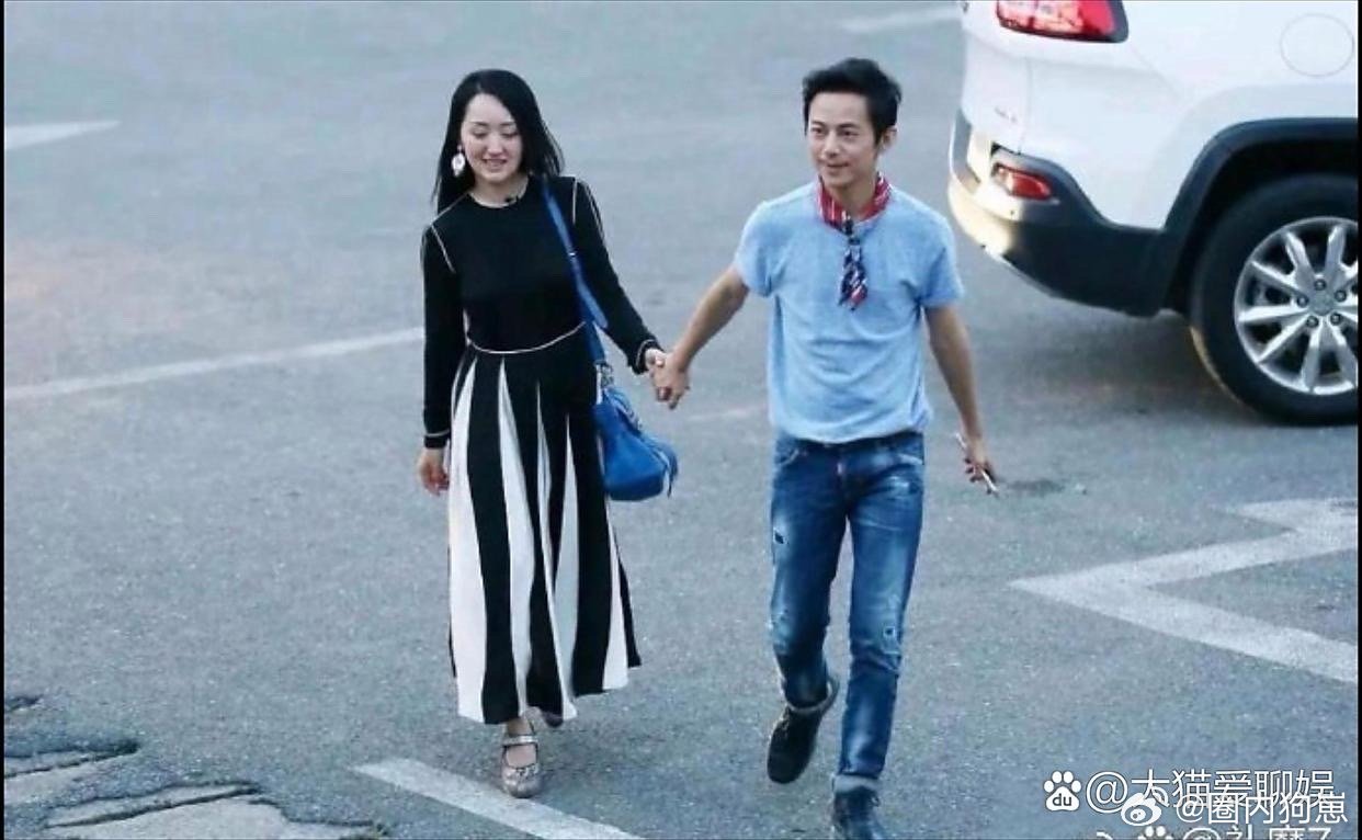 何炅与杨钰莹街头牵手，画面十分温馨。没想到何老师已经到了这个年纪，状态依旧很好；