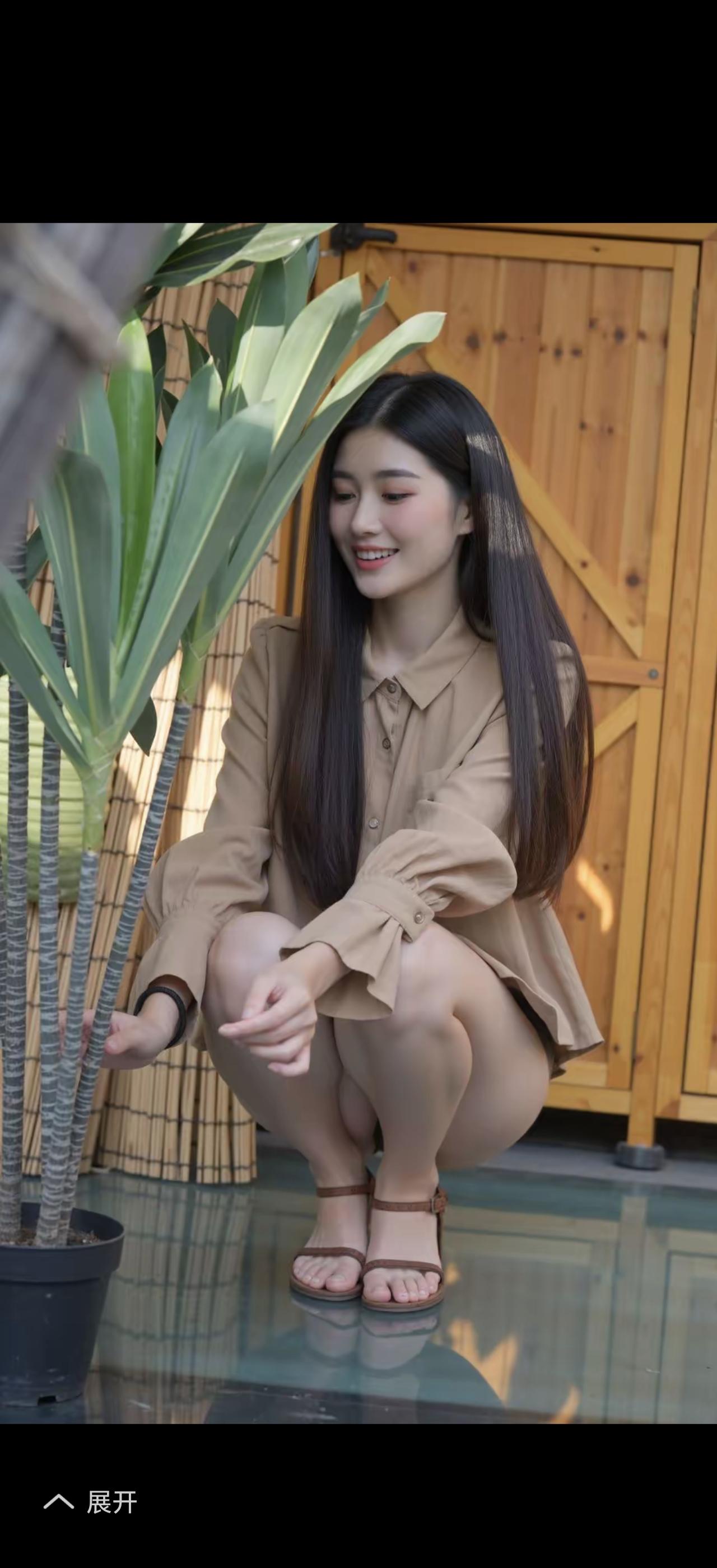 绿植映笑颜，静坐赏芳华。