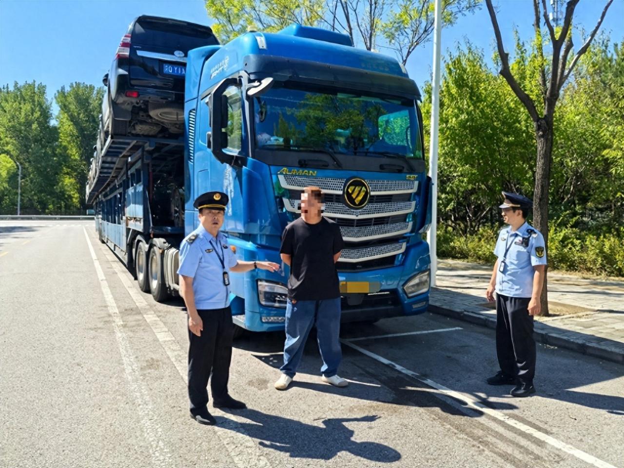 北京一辆45米长钢铁“巨兽”载着28辆汽车撞杆闯卡，驾驶员做贼心虚弃车而逃，执法