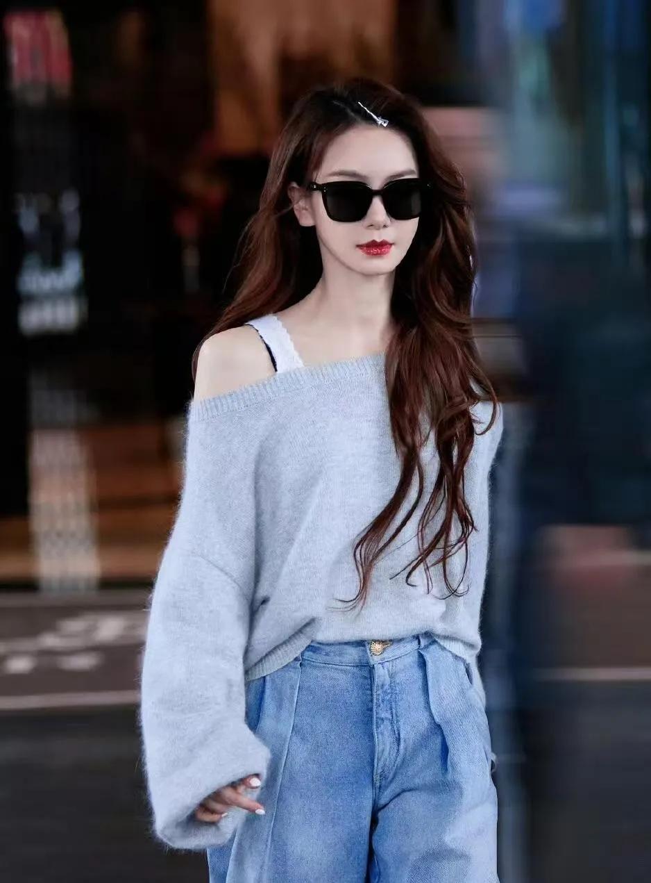 戚薇私服太会穿！露肩毛衣+阔腿裤甜酷又减龄戚薇最新出街造型太亮眼了！浅灰色