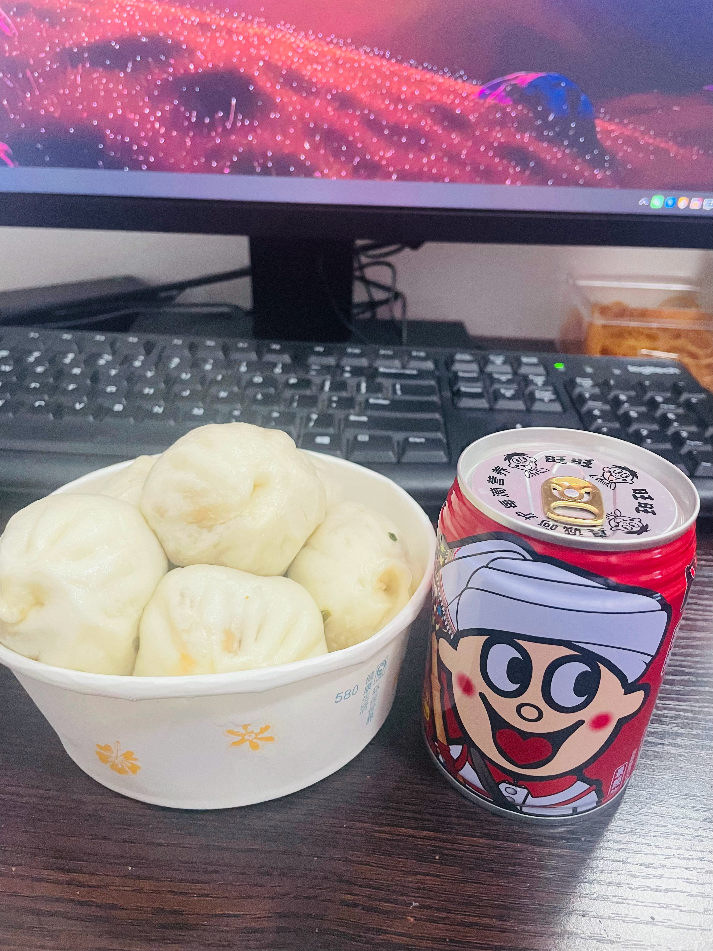 今天同事给我带的早餐，配旺仔牛奶喝。