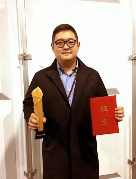20年前傅彪去世的时候，他的儿子傅子恩只有14岁。现在34岁的傅子恩已经是一位