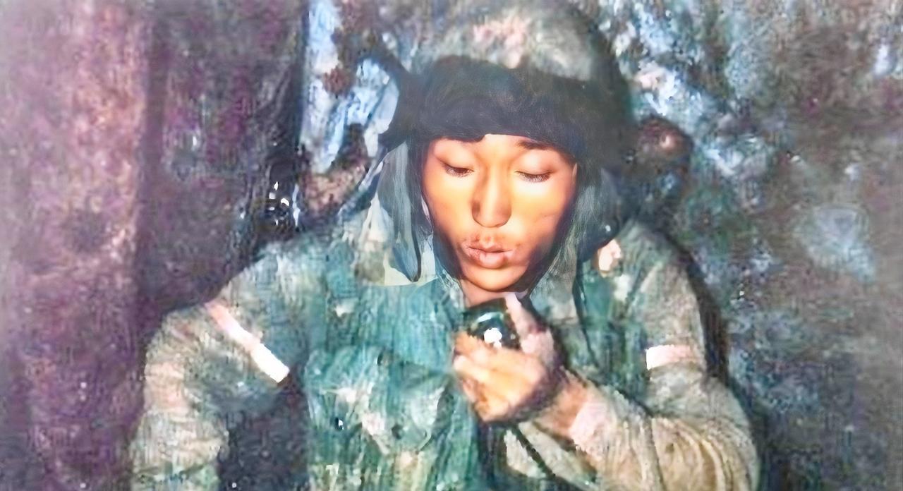1985年，在老山前线的战斗中，侦察排长王尚臣，正在向部队报告敌情。此时，他躲进