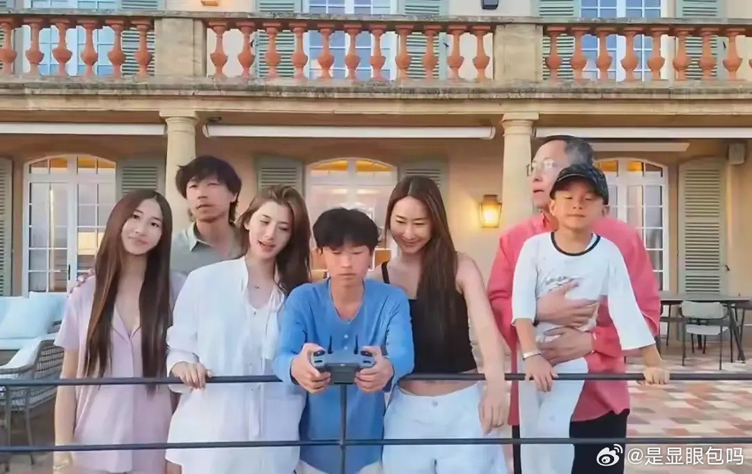 吴千语老公施伯雄的妹妹结婚了！3月22日，有网友晒出两张结婚照，称施伯雄妹妹施晓