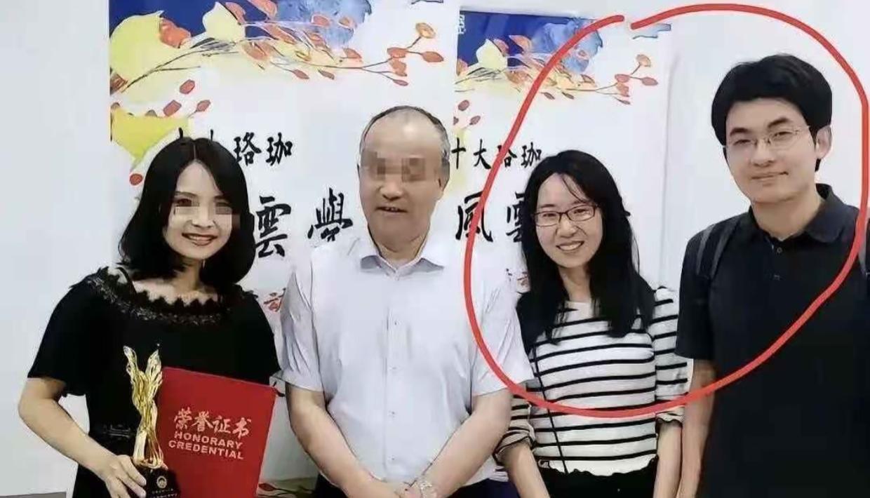 所以肢体语言还真是有点说法啊！安大副校长和武大博导每次合照时，胳膊都贴得很紧