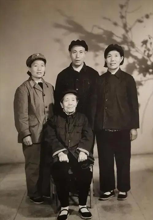1935年的雪山草地上,别人都是二三十岁的小伙子,唯独一个60岁的藏族老太太,裹