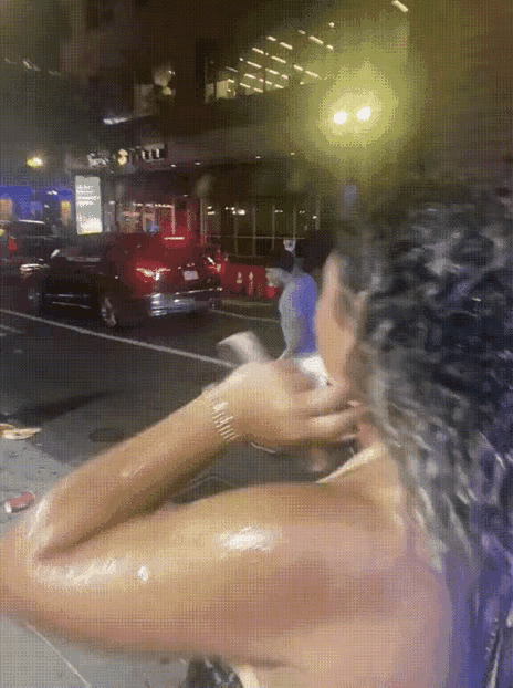 还发癫不？人也没惹你啊，上来就给人一下子，你的后果和你的前因不是很符合吗？怎么