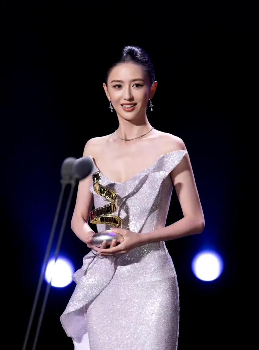 佟丽娅鎏光浅紫鱼尾裙网友：浅紫色真的太配丫丫啦不得不说这个浅紫色真的衬得佟丽
