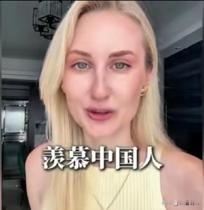 这位外国美女好像发现了新大陆，让它疑惑的是，为什么中国人身上没有体味？就算是运动