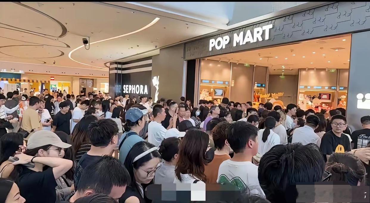 想过泡泡玛特可能会翻车，只是没想到这么快啊这不，近期泡泡玛特杭州店开业，不到几个