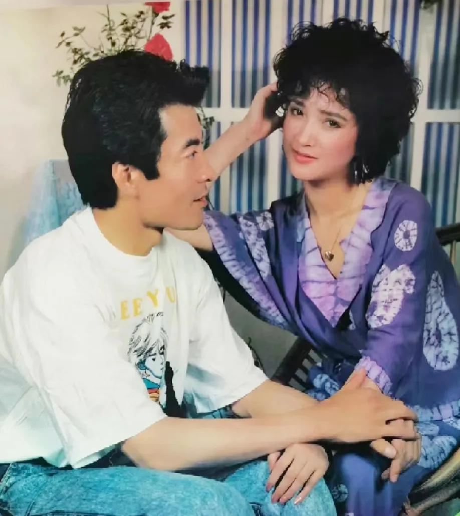 何晴的葬礼上，她的儿子许何神色哀伤，满怀悲痛，垂目躬身送别最亲爱的妈妈，众人表情