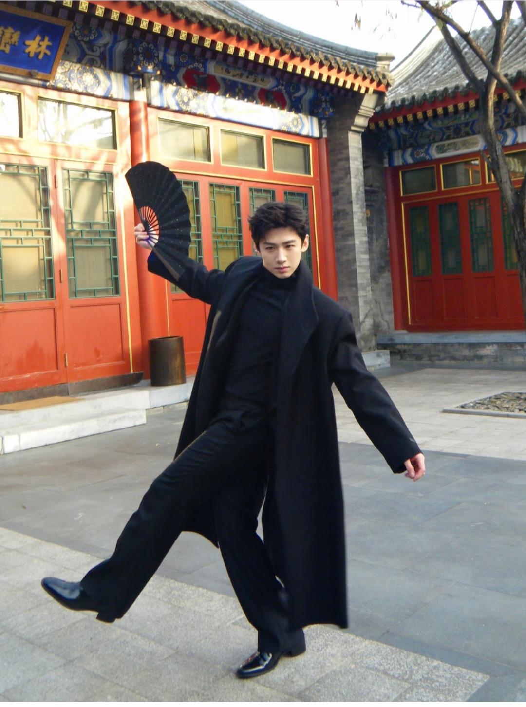 白敬亭，这动作是不是自己快要笑出声来了。