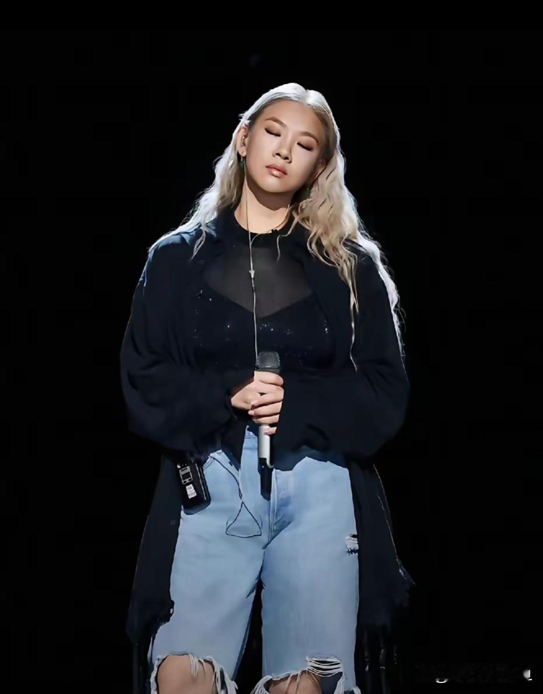 郑少秋的女儿郑欣宜，瘦成一道闪电了。