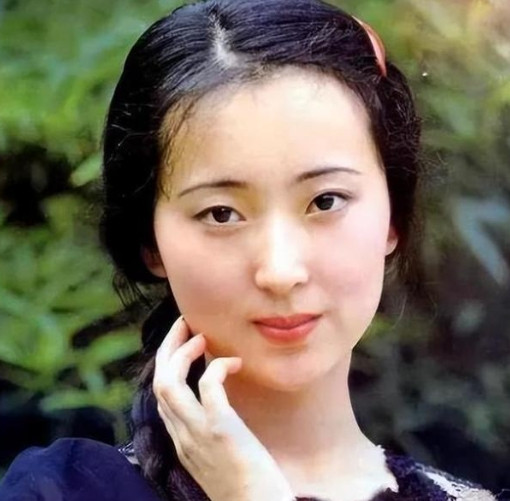 2007年，陈晓旭突然给前夫毕彦君打电话，然而当毕彦君来到病床前时，骨瘦如柴的陈
