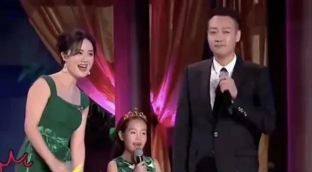 原来朱媛媛辛柏青并没有刻意不让女儿进入娱乐圈呢，本本7岁的时候就上电视台唱歌了。