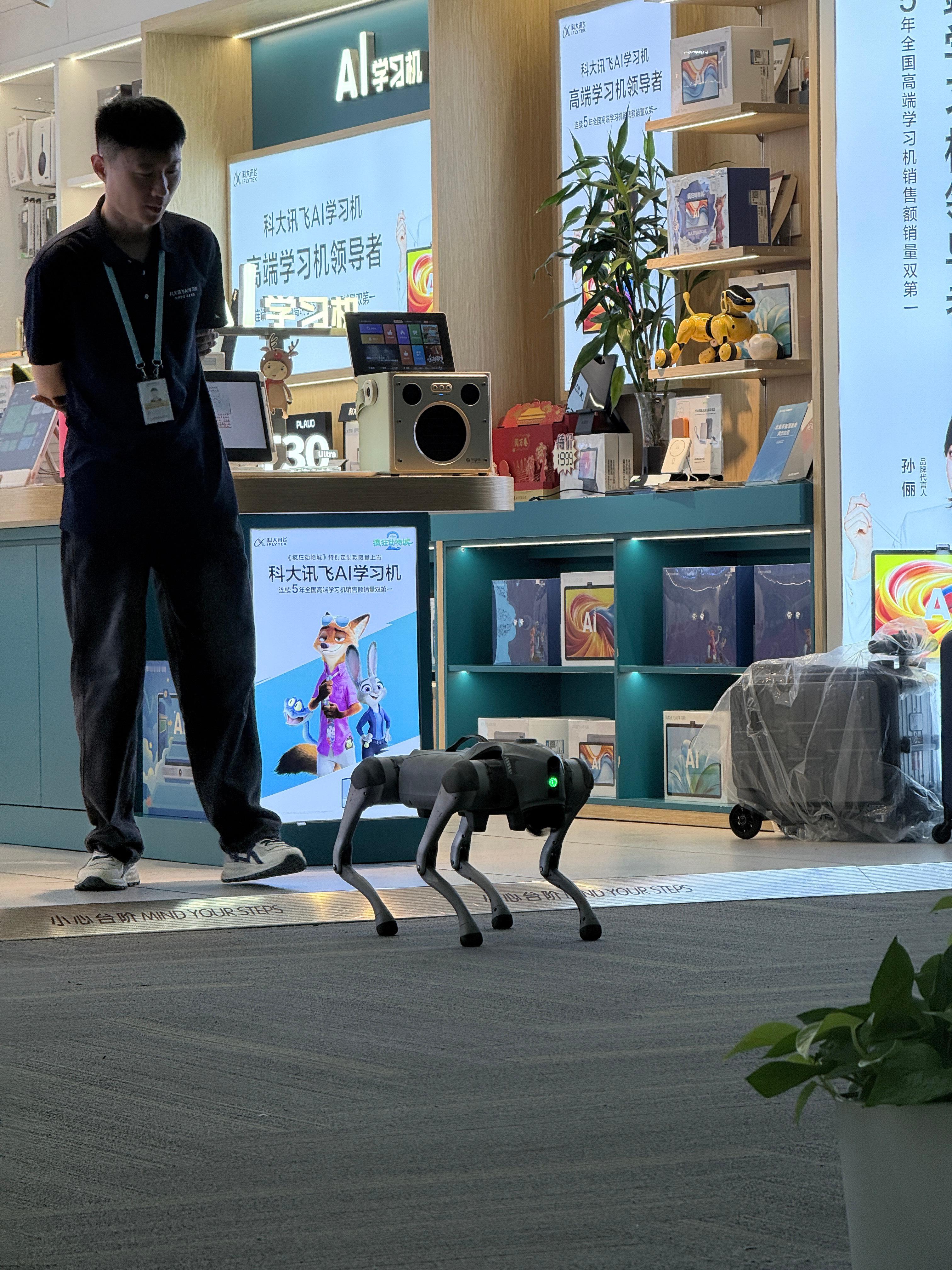 不懂就问，机场里这些店铺门口的机器狗作用何在？