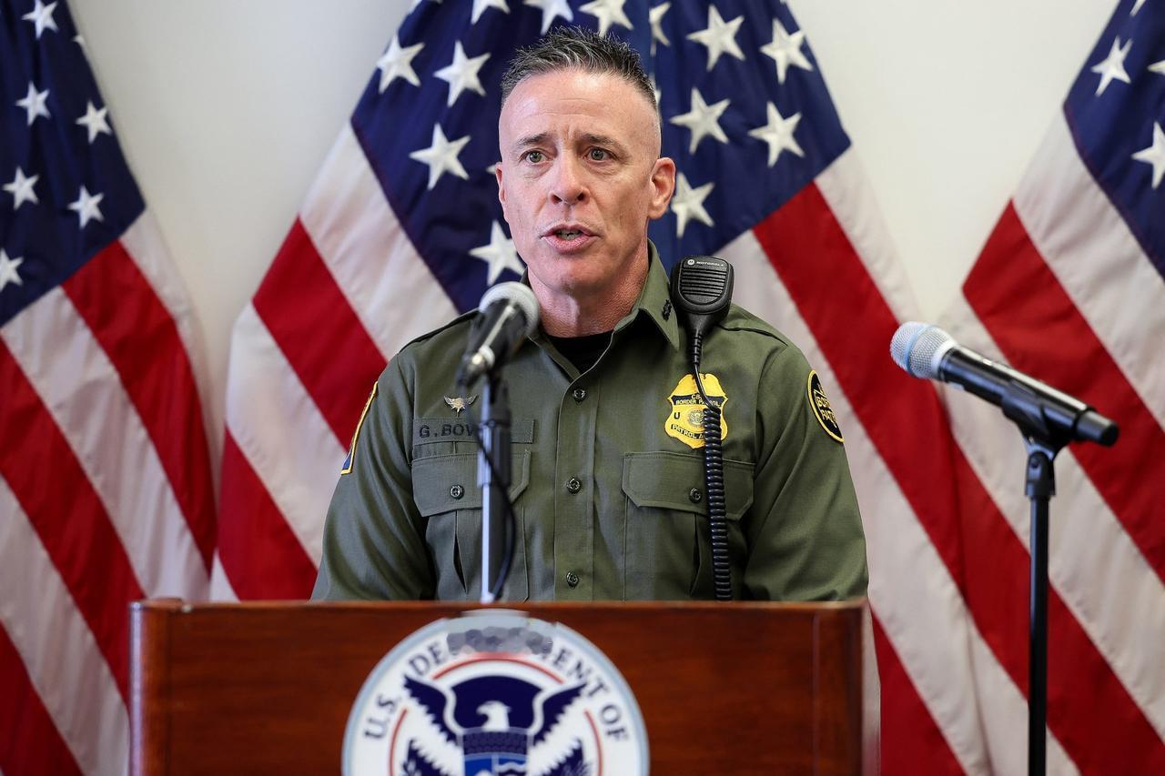 美国ICE杀人的背锅侠出现了：现场指挥博维诺已被解除职务，红脖子MAGA如丧考妣