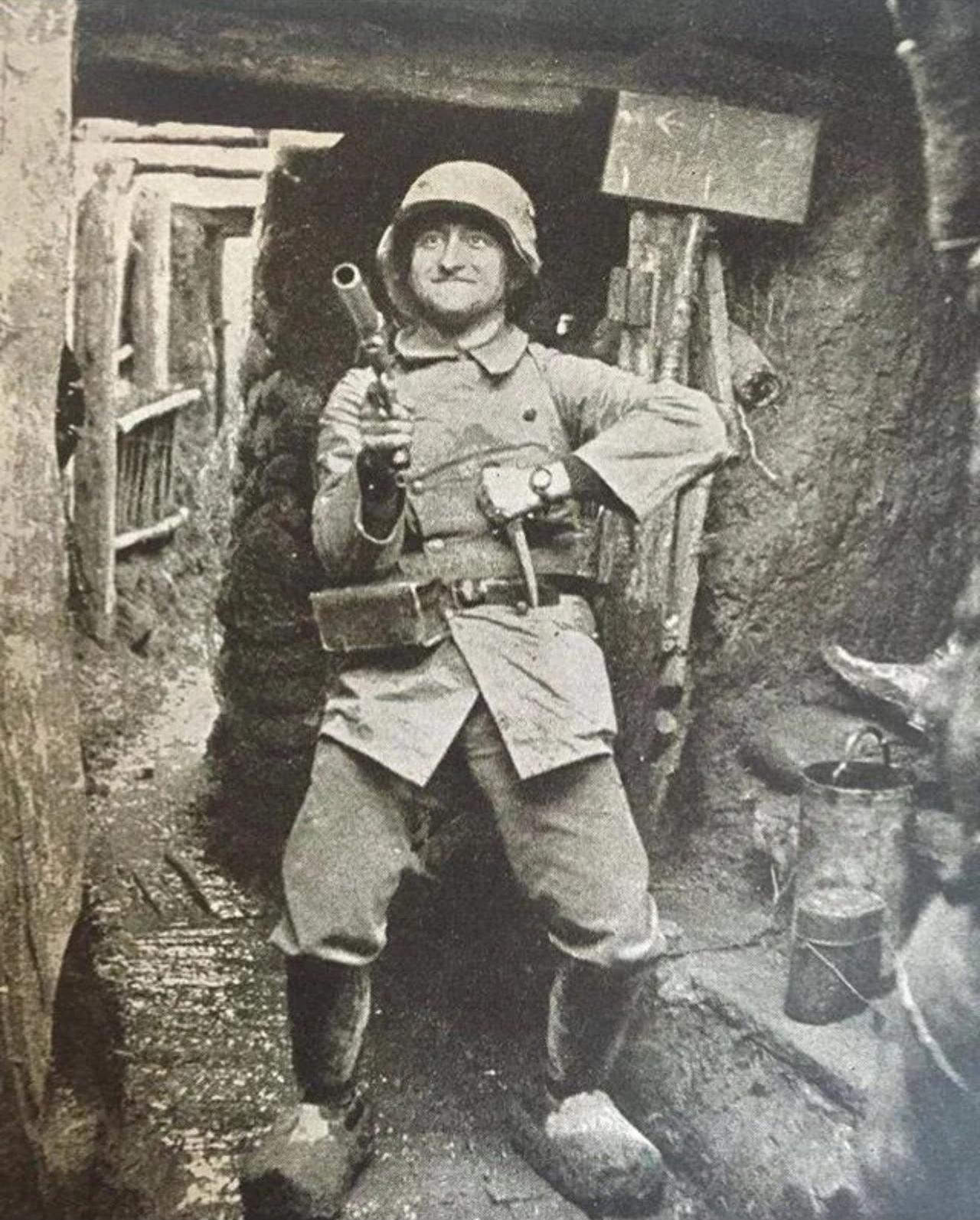 一名德国士兵手持信号枪和匕首摆姿势拍照，约摄于1917年。一张1917