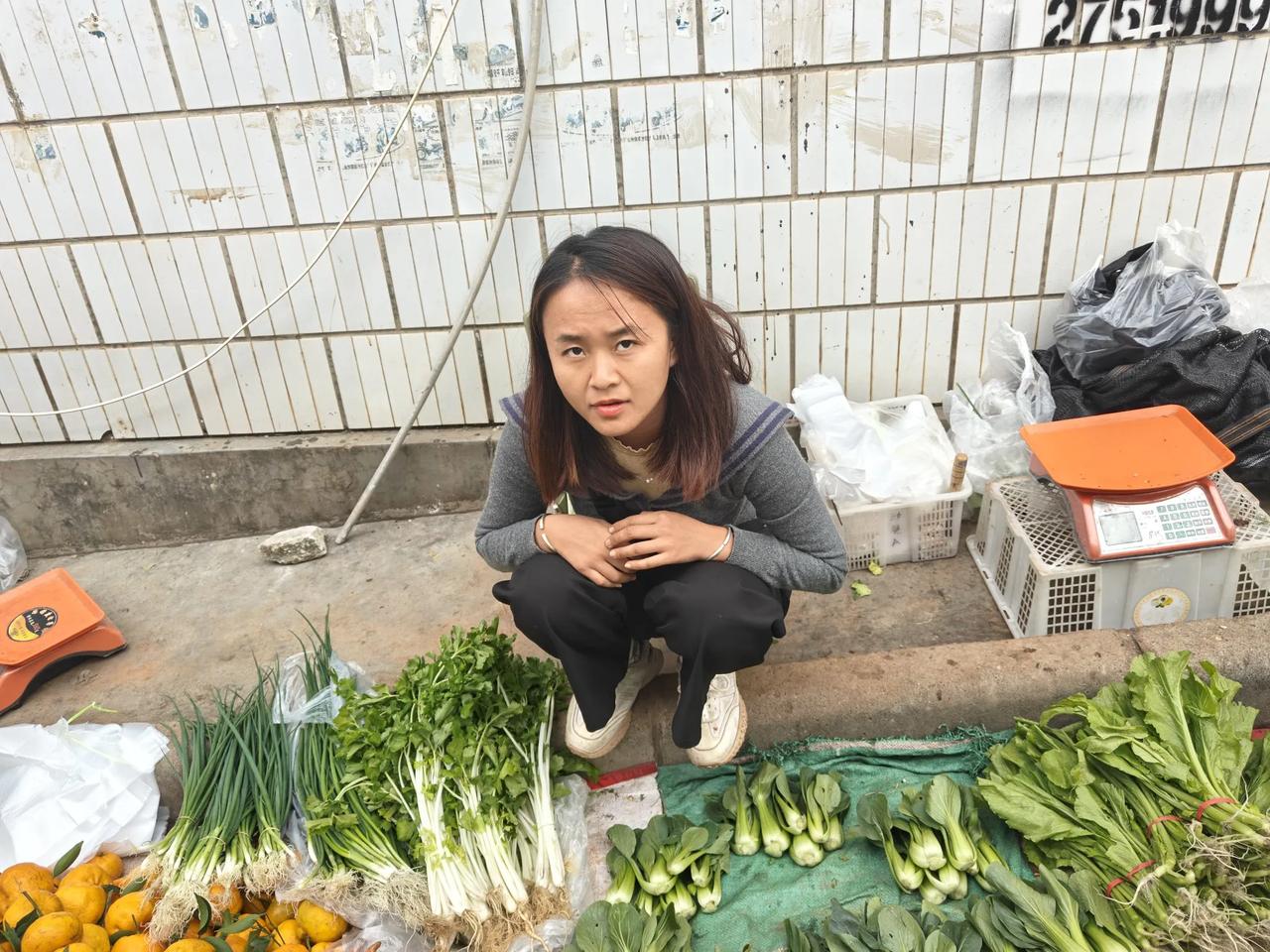 早上溜达去了附近曼沙小市场，这次回来菜涨价了，土猪肉便宜了。​我基本上是以鱼为