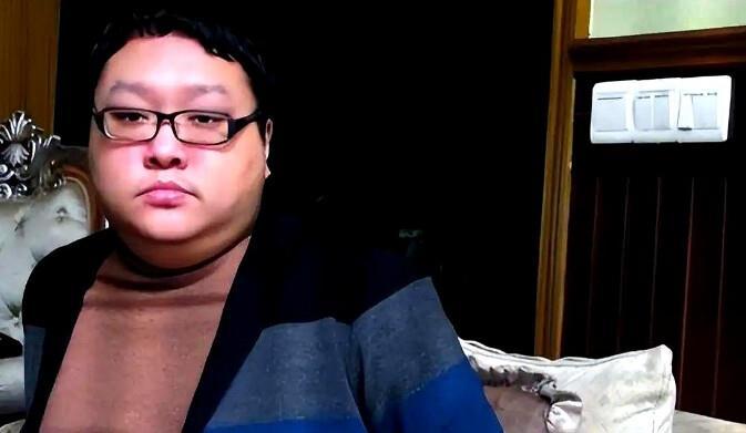 要是有人跟你说，当年在重庆说一不二的那位司法局局长的亲儿子，如今就窝在九龙坡一个
