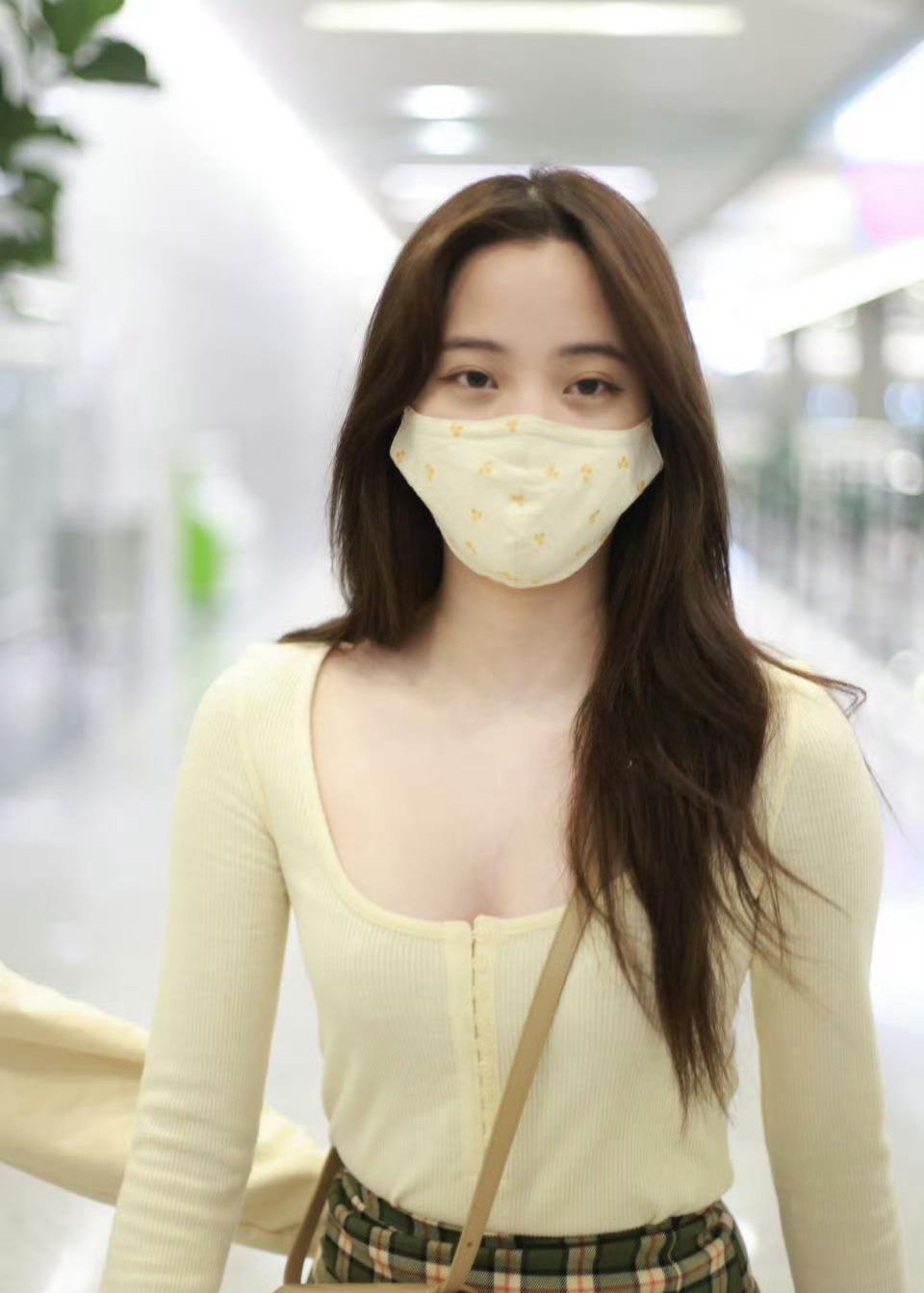 欧阳娜娜机场生图也太惊艳了吧，松弛感直接拉满！