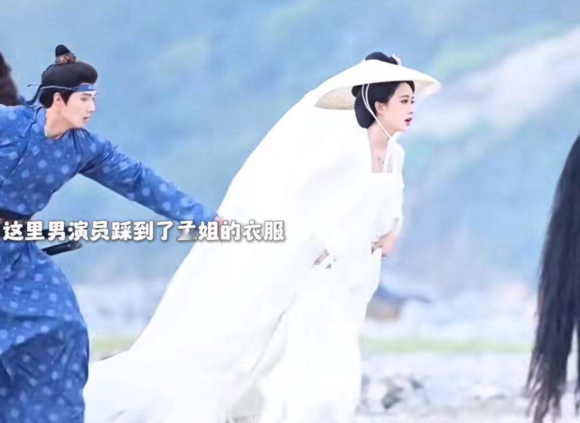 10月8日，孟子义被同组男演员误伤摔倒，导演飞奔上前搀扶，现在人已经去医院了！