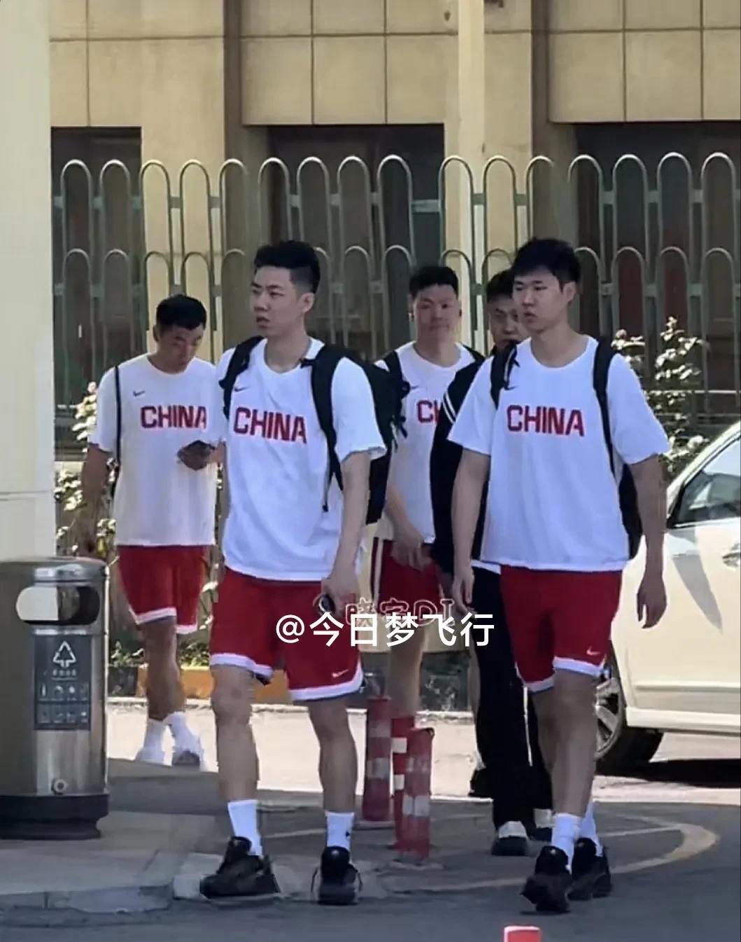 中国男篮今早去训练，朱俊龙和赵嘉义当了排头兵今天早上，国家集训队在体育总局训练