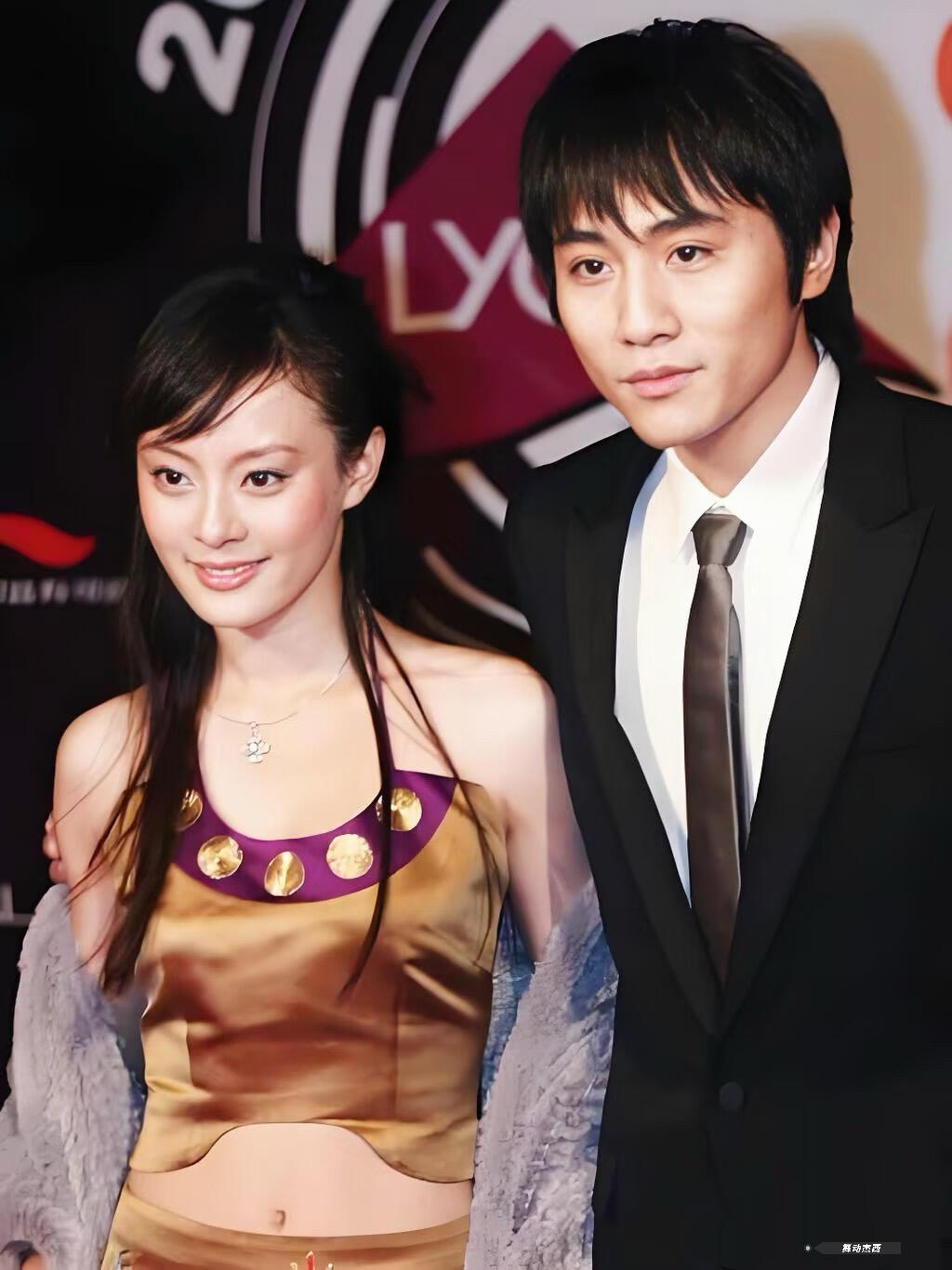 娘娘这身装扮真是性感一身紫金缎面露脐短款肚兜，大胆露出小蛮腰，搭配毛绒披肩