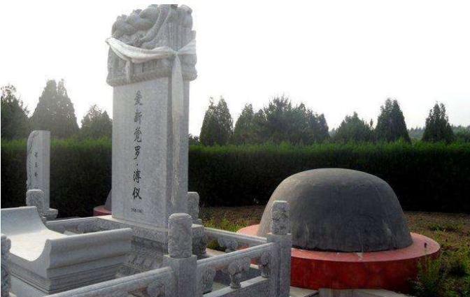 1967年10月17日，溥仪在北京因病去世后，他的家人不知道该以何种规格来安葬溥