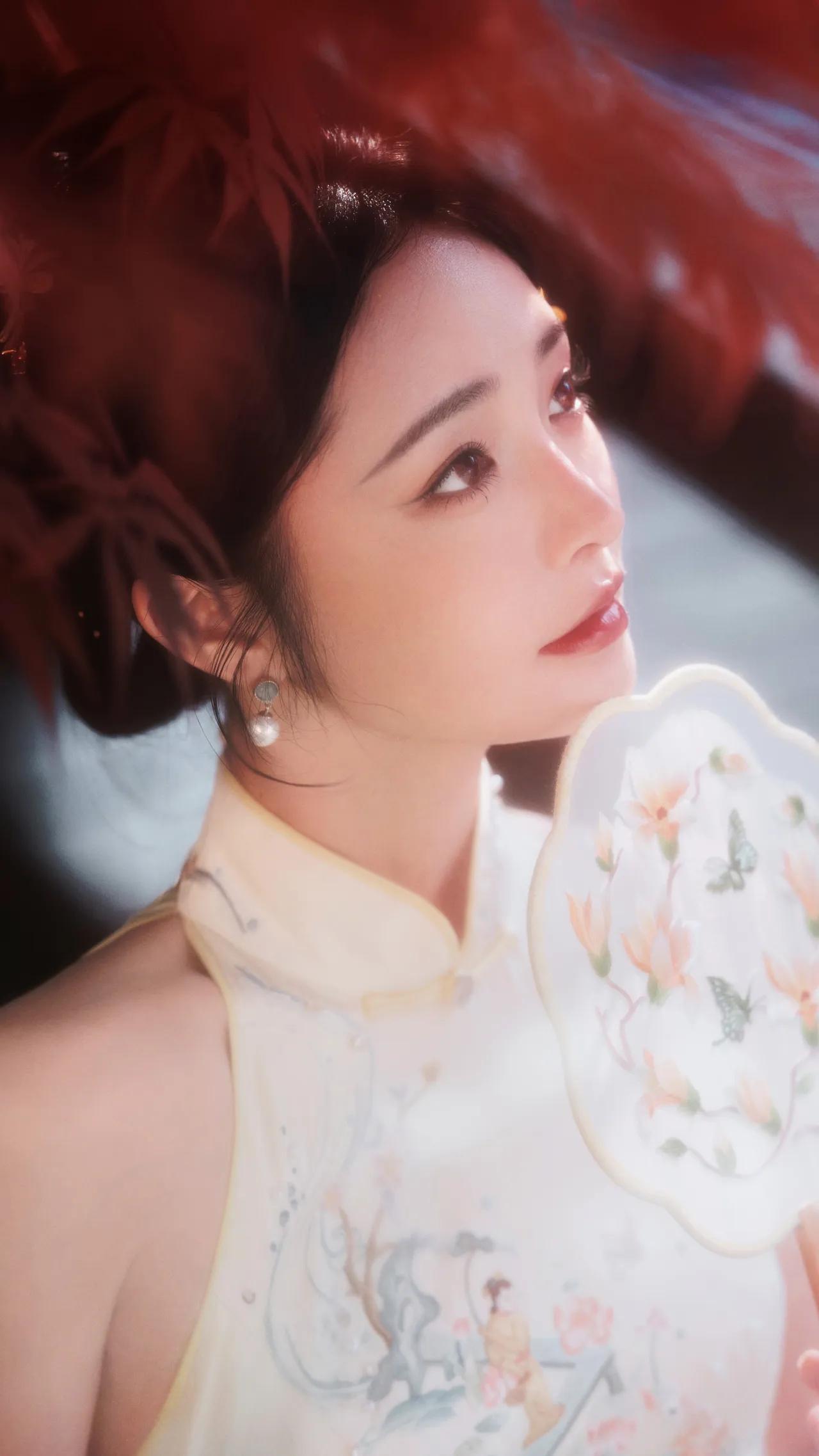 美女壁纸～竹影摇落碎光，漫过绣满玉兰蝶影的旗袍。团扇轻执，衣上的泛舟纹样藏着江南