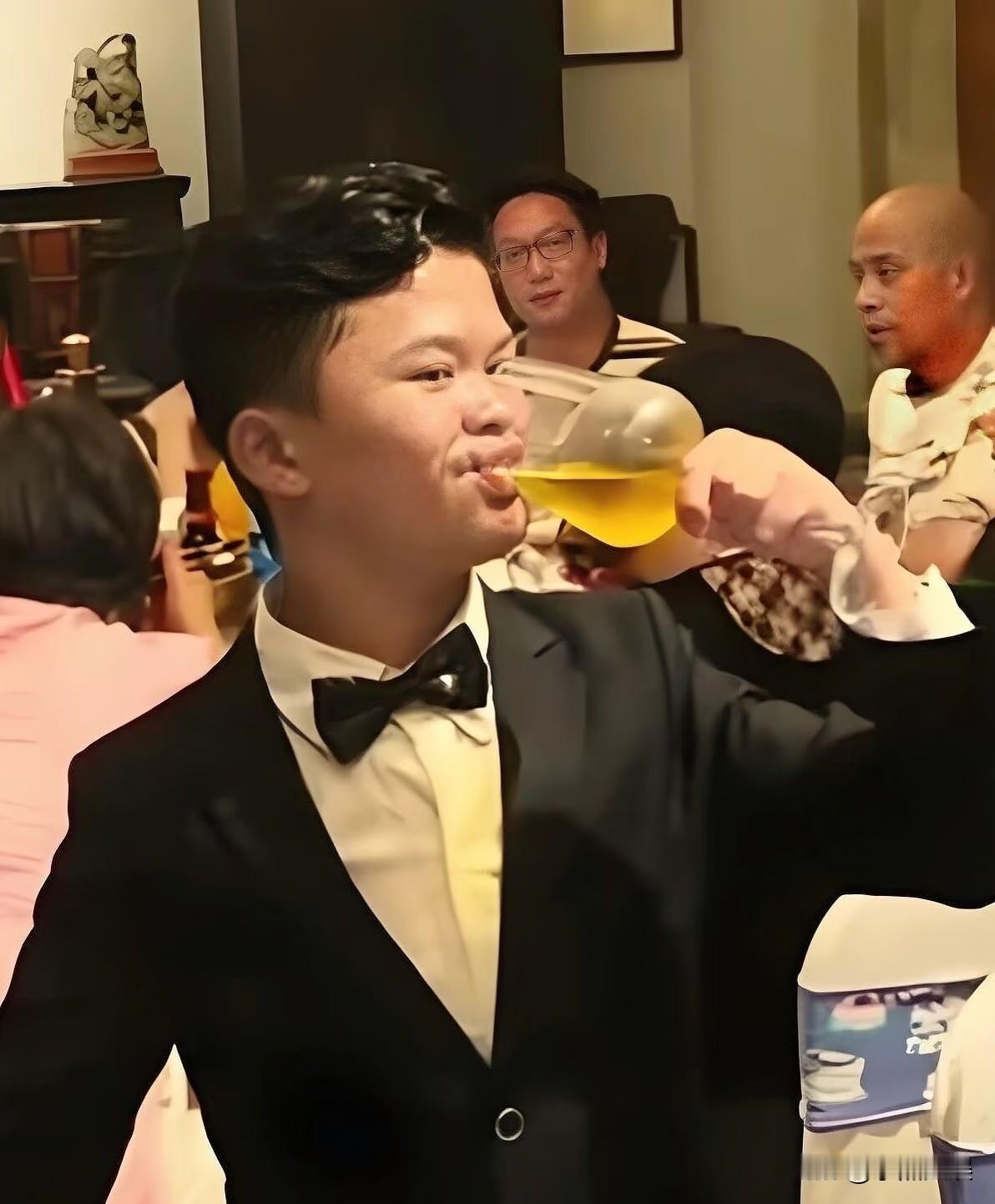 马云退了，小马云却成长起来了。西装革履、美女作陪高端宴席气势丝毫不弱。近日