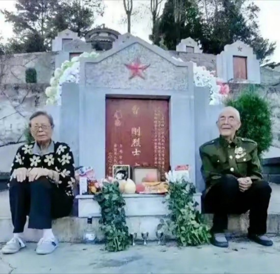 两位老人自感时日不多，千里迢迢来到烈士陵园祭拜烈士儿子，离开前，两位老人与儿子拍