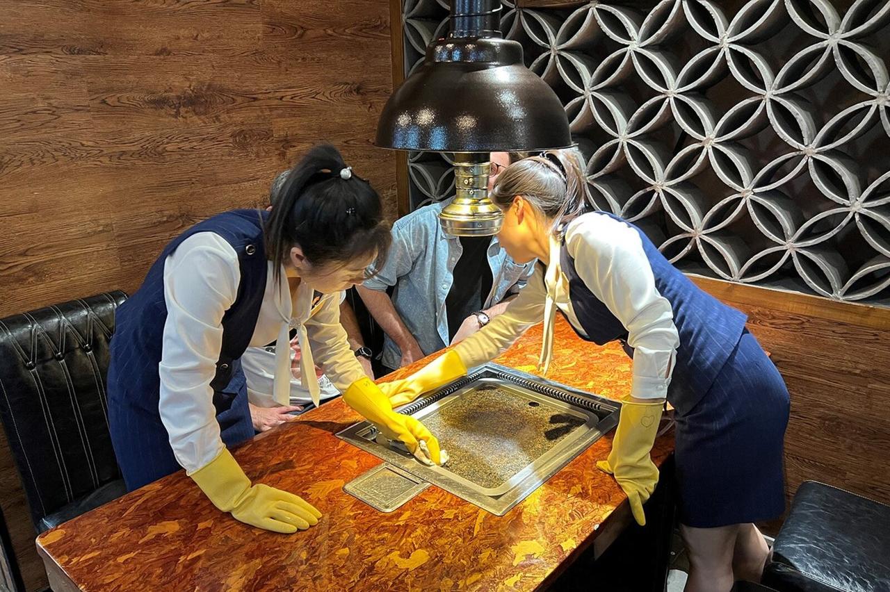 朝鲜突然让在北京的不少朝鲜女性员工回国了。最近北京不少人都纳闷，以前那些在朝鲜餐